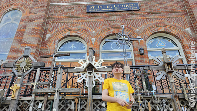 Prie Bostono lietuvių bažnnyčios Kryžių kalno, įkurto kovojant su jos uždarymo mintimi