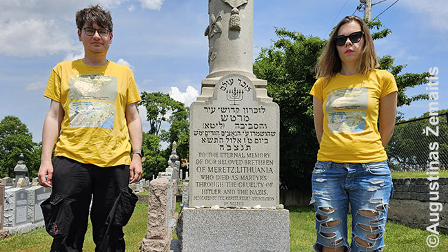 Prie paminklo Merkinėje nužudytiems žydams