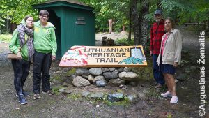 Su Grazina Paegle ir jos gyvenimo draugu prie Lithuanian Heritage Trail ženklo