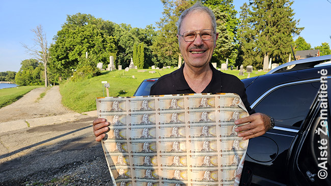 Frank Passic rodo litų banknotų lakštus iš savo kolekcijos