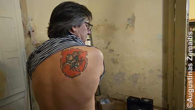 Rosarijo lietuvių klubo narys su Vyčio tatuiruote