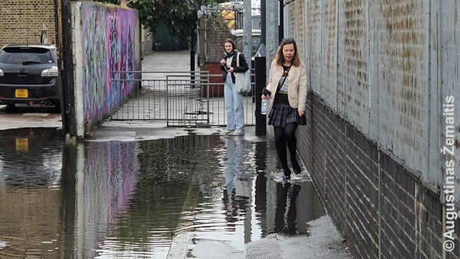 Skubame į traukinį per Londono balas