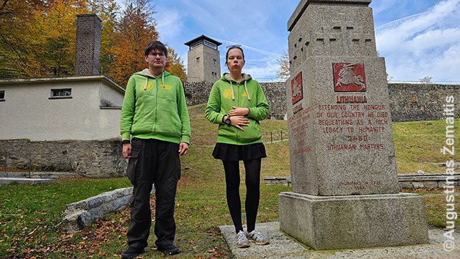 Paminklas lietuviams. Už jo - sargybos bokštas ir krematoriumas