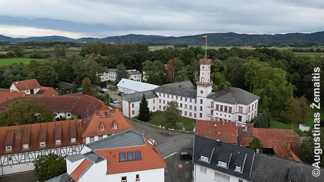 Vasario 16-osios gimnazija pakėlus droną