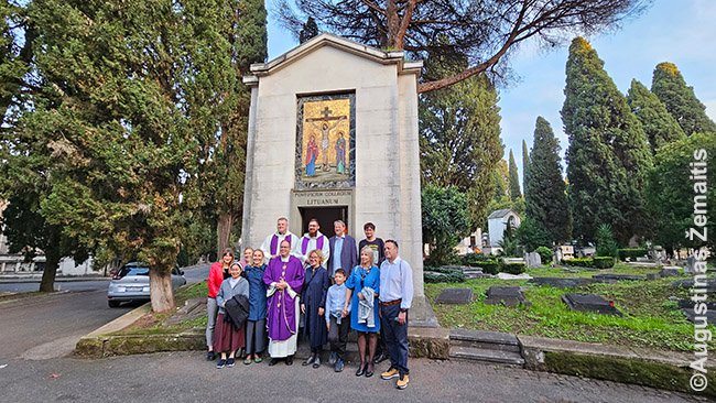 Mišių dalyviai prie Verano kapinių lietuvių koplyčios