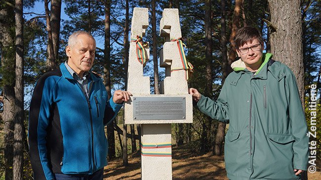 Su Antanu Baudžiu prie paminklo Lietuvos partizanų žūties vietoje