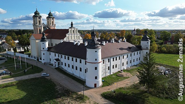 Seinų bažnyčia ir buvusi seminarija žvelgiant iš drono