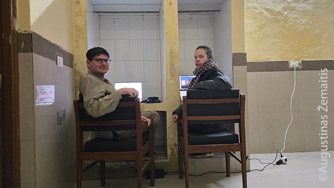 Dirbant nuotoliu iš Indijos geležinkelių "retiring room"