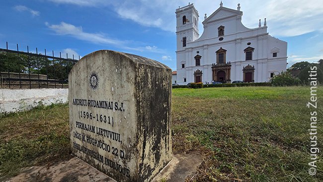 Paminklas vienuoliui Rudaminai prie Senosios Goa katedros