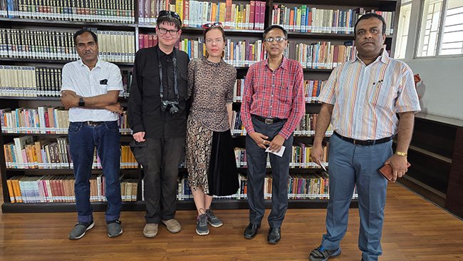 Su Kolkatos universiteto dėstytojais ir darbuotojais bibliotekoje