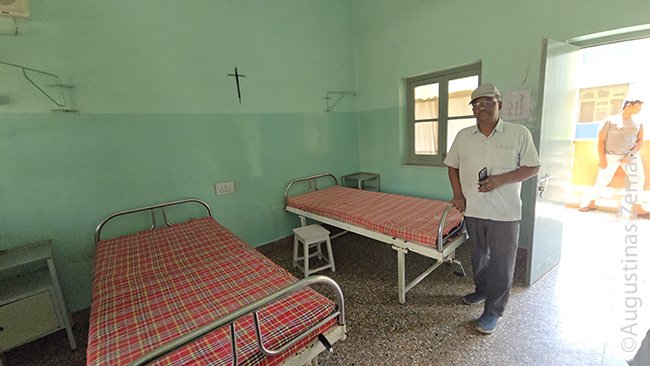 Palatoje, kurioje mirė Slapšys, su dabartiniu parapijos kunigu