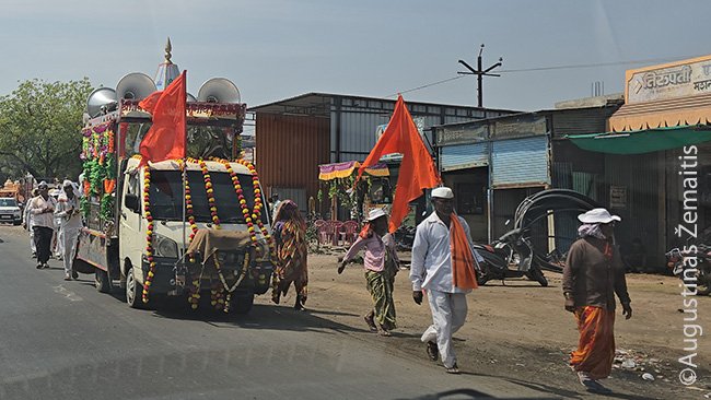 Hinduistų piligrimai palei kelią į Ševgaoną