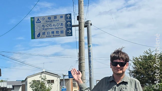 Eisime nuo autobuso stotelės iki gintaro muziejaus