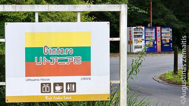 Japoniški automatai vidury miško prie lietuviškos parduotuvės ženklo