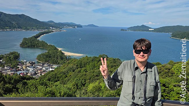Prie Amanohašidatės nerijos japonams būdinga nuotraukų poza