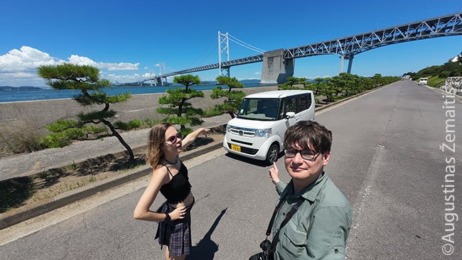 Prie japoniško "kei car" miniautomobiliu, kuriuo važiavome į Fukujamą bei su Čijune Sugihara susijusias vietas
