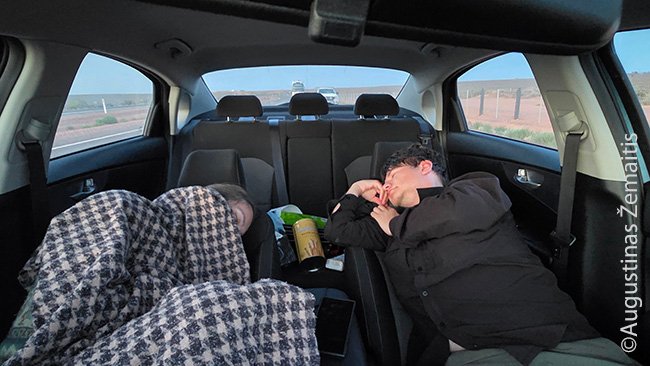 Po nakvynės automobilyje pakeliui