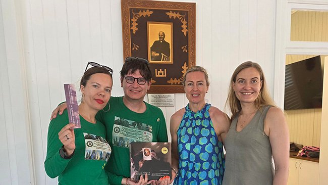 Kristina Hayes ir Sandra Linneman dovanoja Eve Wicks knygą apie Kvinslando lietuvius (Lietuvių namų viduje)