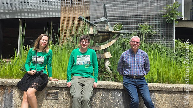 Prie paminklo universitete