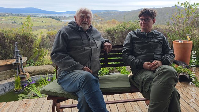 Kalbu su Mindaugu Mauragiu jo namuose. Už nugaros - viena Snowy Hydro užtvankų ir jos tvenkinys