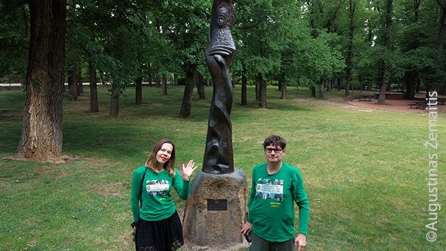 Prie Eglės, žalčių karalienės paminklo Kanberoje