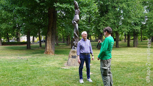 Įrašinėju interviu su Jonu Mockūnu prie Eglės paminklo