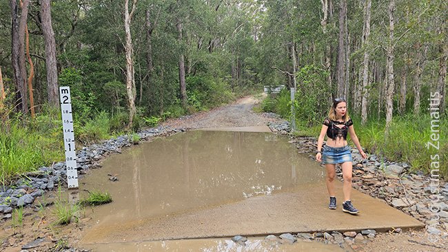 Vienas užpiltų kelių link paminklo Žilinskui