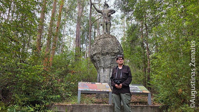 Prie paminklo Jonui Žilinskui