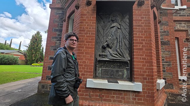 Prie švento Kazimiero bareljefo bažnyčios išorėje