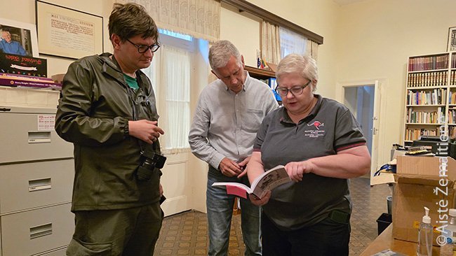 Archyve nagrinėju dokumentus ir knygas su Daina Pocius ir Aleksu Talansku