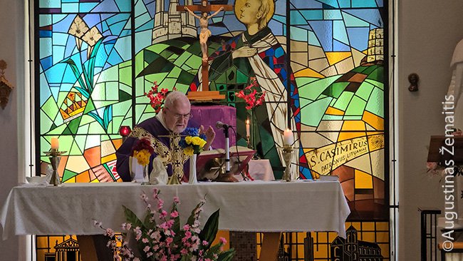 Kunigas Gavin Small laiko Mišias