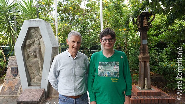 Su Aleksu Talansku prie Lietuvių namų paminklų