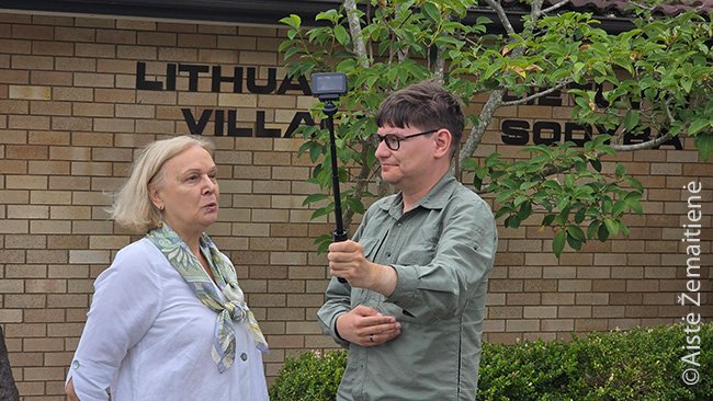 Įrašinėju interviu su Luda Popenhagen prie Lietuvių sodybos ženklo