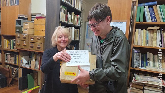 Priimu knygų dėžę Melburno lietuvių namų bibliotekoje
