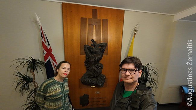 Prie memorialo žuvusiems už Lietuvą Melburno lietuvių namuose