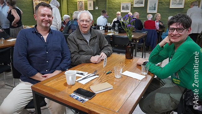 Su Mindaugu Žemaičiu ir Henriku Antanaičiu laukiame maisto Melburno lietuvių namuose