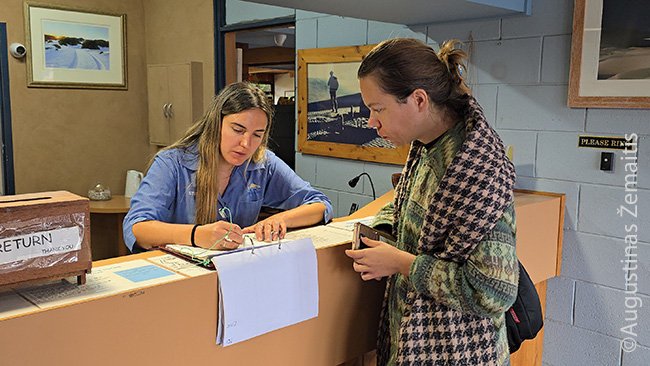 Jūklos motelio registratūroje