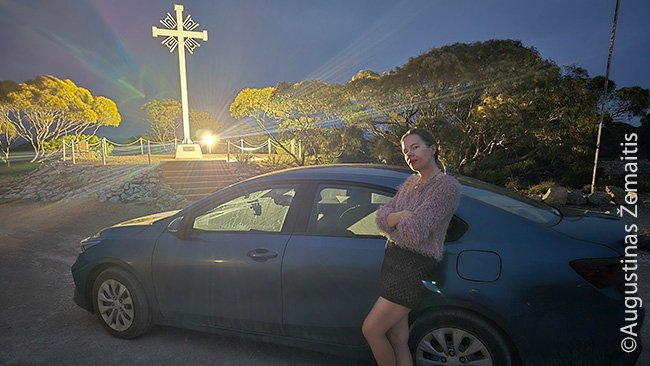 Prie nakčiai apšviesto Jūklos lietuviško kryžiaus