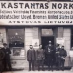 Tipiškas lietuvių emigracijos biuras viename iš Lietuvos miestų. Tuo metu emigracija tapo sisteminiu dalyku, šalyje buvo parengtas net Emigracijos įstatymas. Lietuviai paprastai gaudavo visą kelionės iš Vilniaus į emigracijos vietą traukiniais ir laivais paslaugą, tad tarpukario emigrantų išvykimas svetur vyko tvarkingiau nei pirmosios bangos atveju