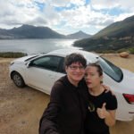 Keiptaune prie automobilio, kuriuo apvažiavome Pietų Afrikos lietuviškas ir litvakiškas vietas