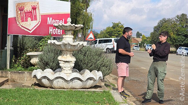 Prie Memel Hotel imu interviu iš jo savininko