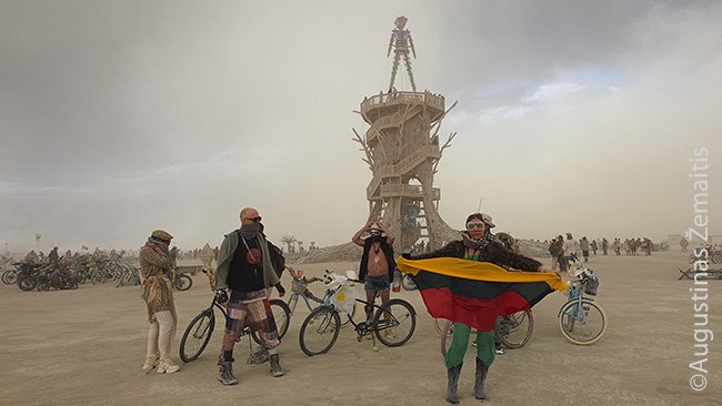 Burning Man lietuviai renkasi bendrai nuotraukai su trispalve prie Žmogaus