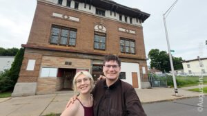 Su lietuvių kilmės Krystaline Faithe Gregory prie Niu Briteno lietuvių namų