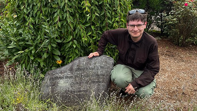 Prie paminklo Baltijos keliui Hartforde