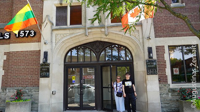 Su Genovaite Kobelskis prie Toronto lietuvių namų
